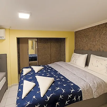 Ozer & Hotel