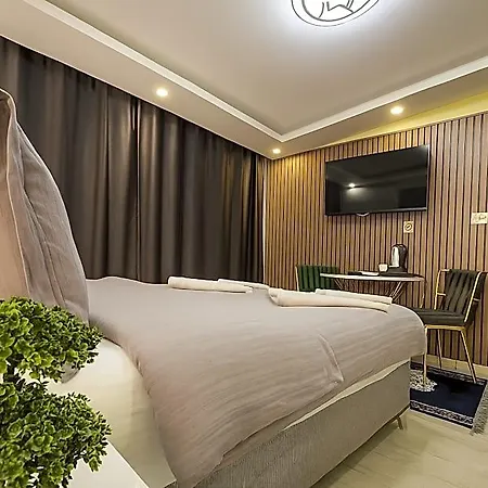 Ozer & Hotel